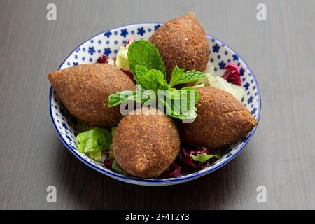 Kibbeh piatto mediorientale di agnello macinato con grano bulgaro e condimenti, mangiati cotti o crudi. Foto Stock