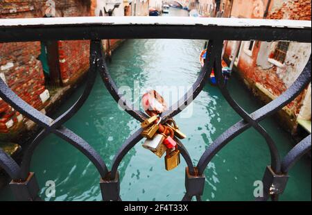 Lucchetti sul ponte di Venezia. Edifici storici e il canale sullo sfondo. Primo piano Foto Stock