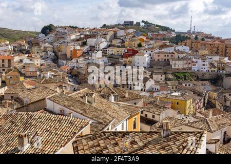 Una vista sui tetti e le case colorate del Centro storico di Cuenca Foto Stock