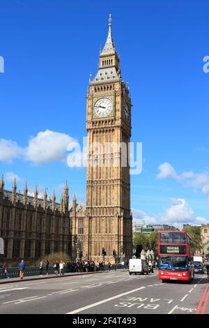 LONDON, Regno Unito - 16 Maggio 2012: la gente ride London bus a Londra. Come del 2012, LB serve 19.000 fermate di autobus con una flotta di autobus 8000. In un giorno feriale 6 milioni di Foto Stock