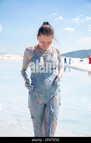 stile di vita divertente ritratto di giovane uomo scompio e strano con  cuffia doccia e crema sul viso orribile vedendosi brutto sullo specchio da  bagno a Foto stock - Alamy