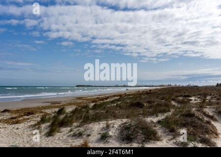 Vista sulle spiagge della Costa Calida a Murcia Con il porto di San Pedro del Pinatar nel sfondo Foto Stock