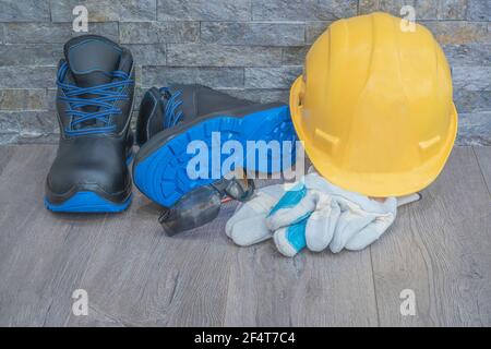 Dispositivi di protezione individuale per la protezione del luogo di lavoro con un rischio maggiore di lesioni Foto Stock