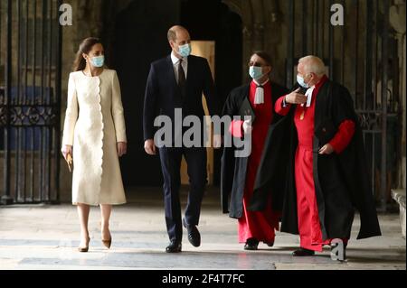 Il Duca e la Duchessa di Cambridge (a sinistra) con il Decano di Westminster, il reverendo Dr David Hoyle (a destra) e Paul Baumann, receiver generale e Chierico del Capitolo, arrivano per una visita al centro di vaccinazione a Westminster Abbey, Londra, Rendere omaggio agli sforzi di coloro che sono coinvolti nella diffusione del vaccino Covid-19. Data immagine: Martedì 23 marzo 2021. Foto Stock