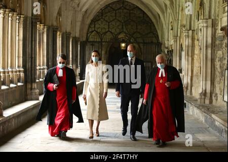 Il Duca e la Duchessa di Cambridge (centro) con il Decano di Westminster, il reverendo Dr David Hoyle (a destra) e Paul Baumann, receiver generale e Chierico del Capitolo, arrivano per una visita al centro di vaccinazione a Westminster Abbey, Londra, Rendere omaggio agli sforzi di coloro che sono coinvolti nella diffusione del vaccino Covid-19. Data immagine: Martedì 23 marzo 2021. Foto Stock