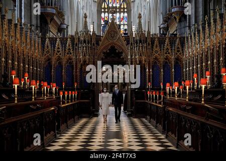 Il Duca e la Duchessa di Cambridge (centro) con il Decano di Westminster, il reverendo Dr David Hoyle (destra) e Paul Baumann, receiver generale e Chierico del Capitolo, arrivano per una visita al centro di vaccinazione a Westminster Abbey, Londra, Rendere omaggio agli sforzi di coloro che sono coinvolti nella diffusione del vaccino Covid-19. Data immagine: Martedì 23 marzo 2021. Foto Stock