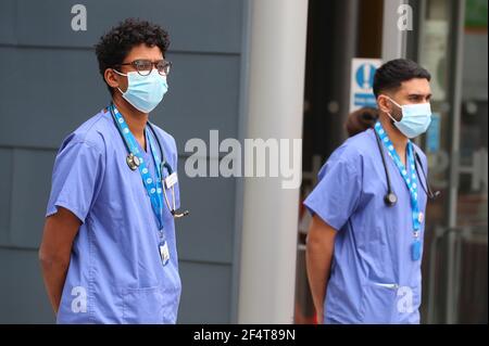 Southampton, Hampshire. 23 marzo 2021. Il personale dell'University Hospital Southampton, tiene un minuto di silenzio in una giornata nazionale di riflessione che segna il primo anniversario della chiusura del Regno Unito. Credit Stuart Martin/Alamy Live News Foto Stock