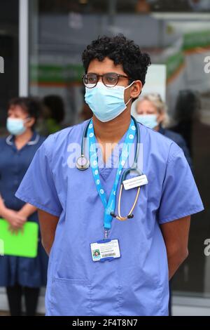 Southampton, Hampshire. 23 marzo 2021. Il personale dell'University Hospital Southampton, tiene un minuto di silenzio in una giornata nazionale di riflessione che segna il primo anniversario della chiusura del Regno Unito. Credit Stuart Martin/Alamy Live News Foto Stock