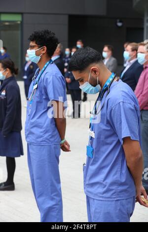 Southampton, Hampshire. 23 marzo 2021. Il personale dell'University Hospital Southampton, tiene un minuto di silenzio in una giornata nazionale di riflessione che segna il primo anniversario della chiusura del Regno Unito. Credit Stuart Martin/Alamy Live News Foto Stock