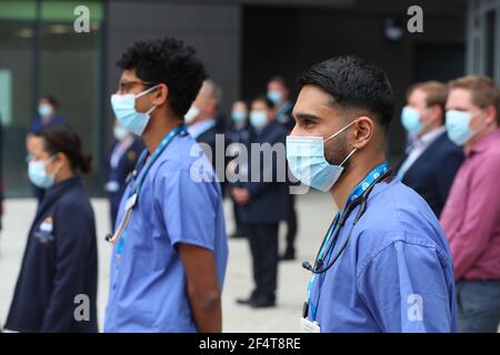 Southampton, Hampshire. 23 marzo 2021. Il personale dell'University Hospital Southampton, tiene un minuto di silenzio in una giornata nazionale di riflessione che segna il primo anniversario della chiusura del Regno Unito. Credit Stuart Martin/Alamy Live News Foto Stock