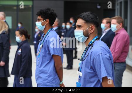 Southampton, Hampshire. 23 marzo 2021. Il personale dell'University Hospital Southampton, tiene un minuto di silenzio in una giornata nazionale di riflessione che segna il primo anniversario della chiusura del Regno Unito. Credit Stuart Martin/Alamy Live News Foto Stock