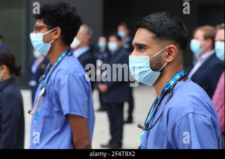 Southampton, Hampshire. 23 marzo 2021. Il personale dell'University Hospital Southampton, tiene un minuto di silenzio in una giornata nazionale di riflessione che segna il primo anniversario della chiusura del Regno Unito. Credit Stuart Martin/Alamy Live News Foto Stock