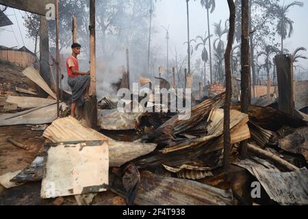 Un incendio massivo distrugge circa 10,000 case e 15 uccise lunedì 22 marzo nel campo profughi di Rohingya a Bazar, Bangladesh, a Cox'x BCox Foto Stock