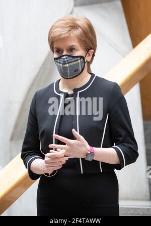 Il primo ministro Nicola Sturgeon osserva un minuto di silenzio nella lobby Garden del Parlamento Scozzese a Holyrood, Edimburgo, durante la Giornata Nazionale di riflessione, nell'anniversario del primo blocco nazionale per prevenire la diffusione del coronavirus. Data immagine: Martedì 23 marzo 2021. Foto Stock