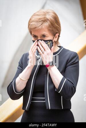 Il primo ministro Nicola Sturgeon osserva un minuto di silenzio nella lobby Garden del Parlamento Scozzese a Holyrood, Edimburgo, durante la Giornata Nazionale di riflessione, nell'anniversario del primo blocco nazionale per prevenire la diffusione del coronavirus. Data immagine: Martedì 23 marzo 2021. Foto Stock