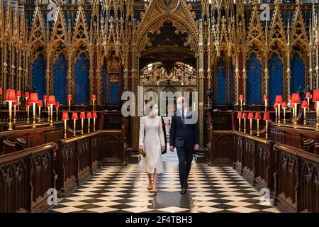 Il Duca e la Duchessa di Cambridge (centro) con il Decano di Westminster, il reverendo Dr David Hoyle (destra) e Paul Baumann, receiver generale e Chierico del Capitolo, arrivano per una visita al centro di vaccinazione a Westminster Abbey, Londra, Rendere omaggio agli sforzi di coloro che sono coinvolti nella diffusione del vaccino Covid-19. Data immagine: Martedì 23 marzo 2021. Foto Stock