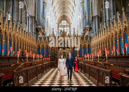 Il Duca e la Duchessa di Cambridge (centro) con il Decano di Westminster, il reverendo Dr David Hoyle (destra) e Paul Baumann, receiver generale e Chierico del Capitolo, arrivano per una visita al centro di vaccinazione a Westminster Abbey, Londra, Rendere omaggio agli sforzi di coloro che sono coinvolti nella diffusione del vaccino Covid-19. Data immagine: Martedì 23 marzo 2021. Foto Stock