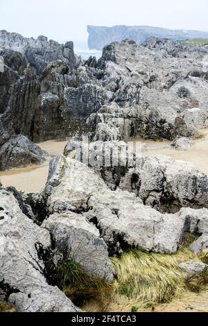 Rocce calcaree carsiche in Asturie, Costa di Llanes, Nord della Spagna Foto Stock