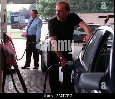 GLI AUTOMOBILISTI SI RIEMPIONO DI CARBURANTE PRESSO IL DISTRIBUTORE ESSO DI RAYNES PARK. Foto Stock