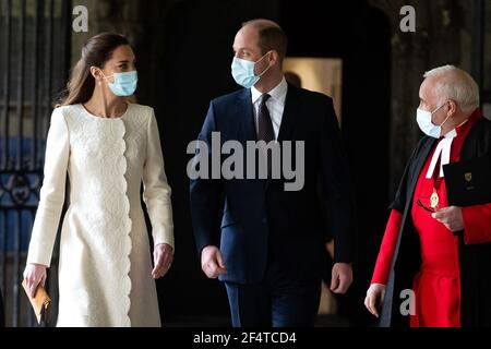 Il Duca e la Duchessa di Cambridge (centro) camminano con il Dean di Westminster, il reverendo Dr David Hoyle, mentre arrivano per una visita al centro di vaccinazione di Westminster Abbey, Londra, per rendere omaggio agli sforzi di coloro che sono coinvolti nel lancio del vaccino Covid-19. Data immagine: Martedì 23 marzo 2021. Foto Stock