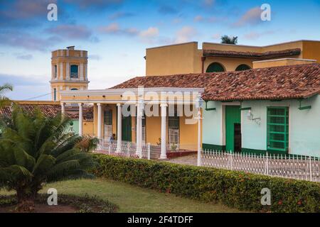 Cuba, Trinidad, Plaza Mayor, Vista verso il Museo de Arqueología - Museo Archeologico di Guamuhaya, e la torre presso il Museo storico Foto Stock