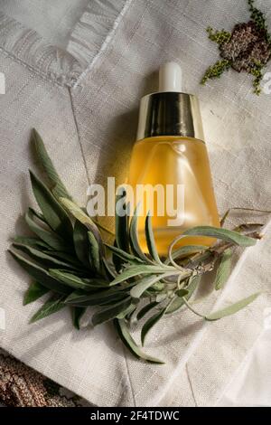 Olio essenziale con estratto di foglie di salvia. Bagno igienico. Rigenerazione della terapia benessere Foto Stock