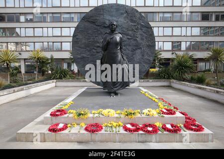 Fiori ai piedi della statua dell'infermiera della Guerra di Crimea Mary Seacole vi si è posta durante una cerimonia per osservare un minuto di silenzio al St Thomas' Hospital, nel centro di Londra, Come parte della Giornata Nazionale di riflessione, nell'anniversario del primo blocco nazionale per prevenire la diffusione del coronavirus. Data immagine: Martedì 23 marzo 2021. Foto Stock