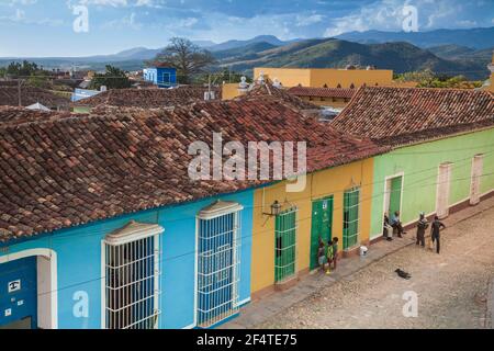 Cuba, Trinidad, Vista della strada che conduce al Musuem National de la Luncha Contra Bandidos - ex convento di San Francisco de Asísi Foto Stock