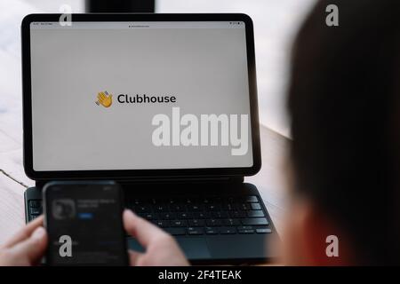 CHIANG mai,THAILANDIA - 21 MARZO 2021 : Vista applicazione Clubhouse sull'ipad, polemica 2021 che si nasconde dietro l'app Social. Caduta clubhouse in Foto Stock