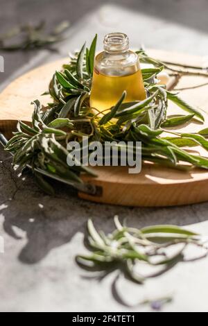 Olio essenziale con estratto di foglie di salvia. Bagno igienico. Rigenerazione della terapia benessere Foto Stock