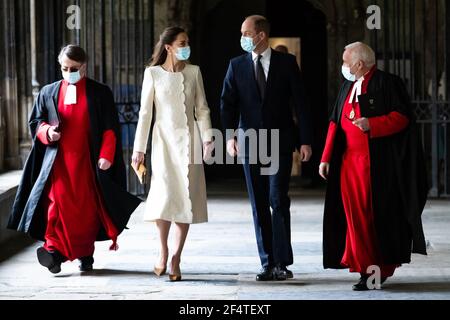 Il Duca e la Duchessa di Cambridge (centro) con il Decano di Westminster, il reverendo Dr David Hoyle (a destra) e Paul Baumann, receiver generale e Chierico del Capitolo, arrivano per una visita al centro di vaccinazione a Westminster Abbey, Londra, Rendere omaggio agli sforzi di coloro che sono coinvolti nella diffusione del vaccino Covid-19. Data immagine: Martedì 23 marzo 2021. Foto Stock