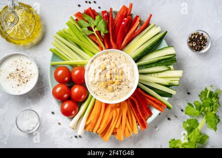 Piatto con bastoncini di verdure fresche assortiti con salse Foto Stock