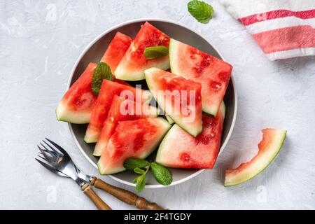 Pezzi di anguria su sfondo chiaro Foto Stock