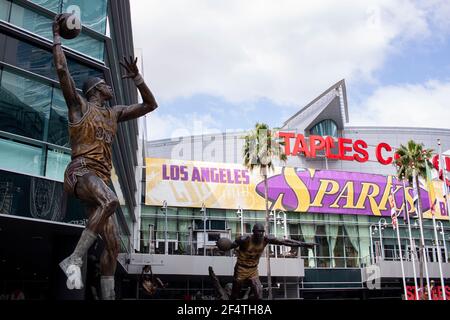 Una statua di Kareem Abdul-Jabaar fuori dal Centro Staples il 26 maggio 2018. Credito: Lewis Mitchell Foto Stock