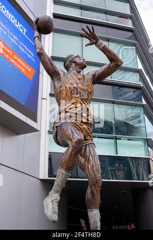Una statua di Kareem Abdul-Jabaar fuori dal Centro Staples il 26 maggio 2018. Credito: Lewis Mitchell Foto Stock