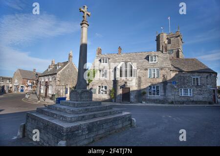 Il pittoresco villaggio di Corfe in Dorset nel Regno Unito, preso il 22 luglio 2020 Foto Stock