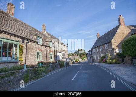 File di cottage nel villaggio di Corfe in Dorset nel Regno Unito, preso il 22 luglio 2020 Foto Stock