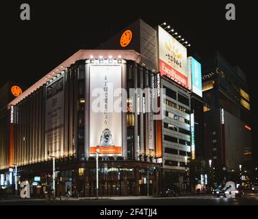 Ginza, Tokyo, Giappone - grandi magazzini Ginza Mitsukoshi di notte. Popolare ed elegante area commerciale con numerosi grandi magazzini e boutique. Foto Stock