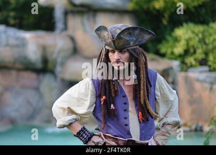 Attore in posa per i fotografi in persona cosplay 'Captain Jack Sparrow' Da Pirati dei Caraibi Foto Stock