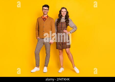 Vista completa del corpo di una coppia allegra e fiduciosa la mano di tenuta incontra la prima data isolata di colore giallo brillante sfondo Foto Stock