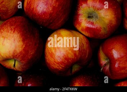 Apple sfondo di mele leggermente rovinate, primo piano. Foto Stock