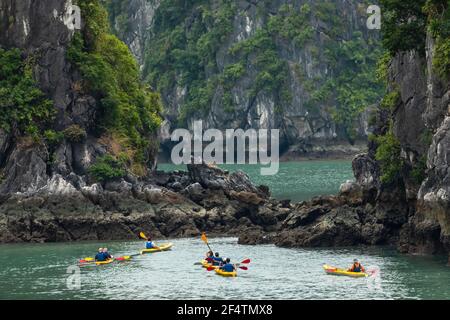 Kayak nella Baia di ha Long in Vietnam Foto Stock