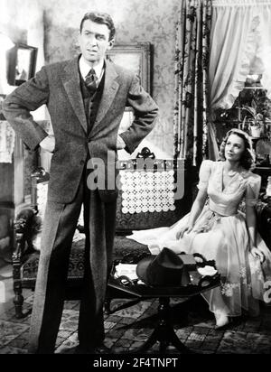 JAMES STEWART e DONNA REED in IT'S A WONDERFUL LIFE (1946), diretto da FRANK CAPRA. Credito: RKO / Album Foto Stock