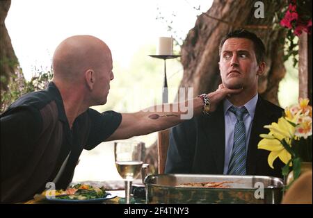 BRUCE WILLIS e MATTHEW PERRY in TUTTO DIECI YARDS (2004), diretto da HOWARD DEUTCH. Credito: WARNER BROS. FOTO / MASI, FRANK / ALBUM Foto Stock