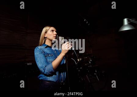 Gioca. Bellissima artista vocale femminile che canta in th Foto Stock