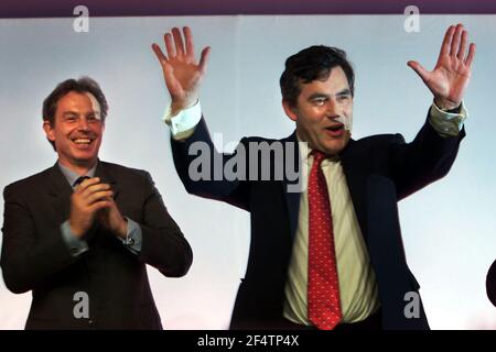 Tony Blair si unisce alla conferenza in una standing ovation for Gordon Brown Foto Stock