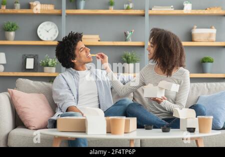 Consegna del cibo, pranzo e cena a casa durante la chiusura COVID-19 Foto Stock