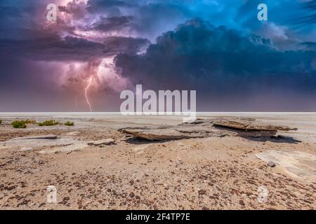 Temporale pesante con fulmine viola bianco brillante su Kati Thana – Lago Eyre nei deserti dell'Australia centrale appena Nel Nord Sud Australi Foto Stock