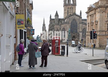 Centro di Edimburgo, Scozia, Regno Unito. 23 marzo 2021. "National Day of Reflection" (Giornata nazionale della riflessione) nell'anniversario della prima chiusura del Covid-19 del Regno Unito. Nella foto: Visitatori del Royal Mile.Credit: Arch White/Alamy Live News. Foto Stock