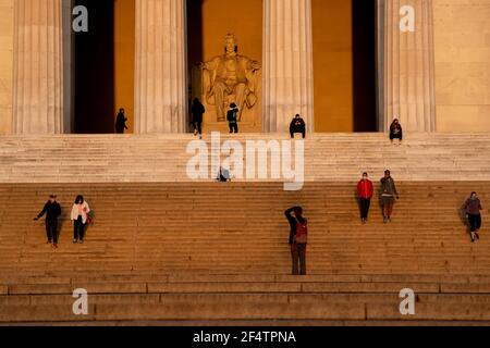 La gente si riunisce al Lincoln Memorial per l'alba a Washington D.C., Stati Uniti il martedì 23 marzo 2021. Credit: Stefani Reynolds / CNP/Sipa USA Foto Stock